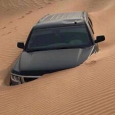 Viral: Mobil Terkubur Pasir di Gurun