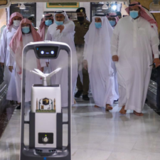Robot Sanitasi di Masjidil Haram Akan Diperbanyak