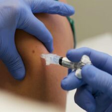 Saudi Umumkan Vaksinasi Untuk Kelompok 12-18 Tahun