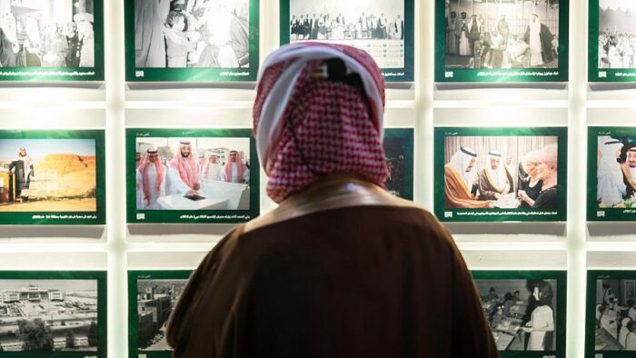 Foto Raja-Raja Dan Perkembangan Kerajaan Menarik Perhatian Pengunjung di Pameran Riyadh Front Expo