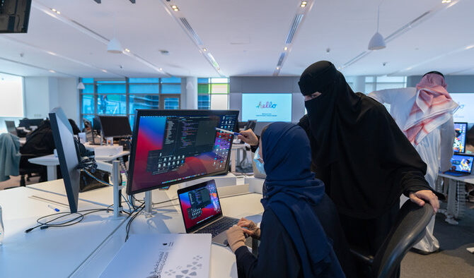 Pengembang Wanita Bergabung Bersama Apple Developer Academy di Riyadh
