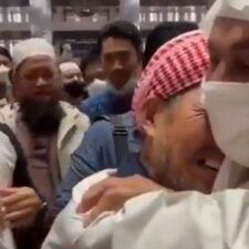 Isak Tangis Iringi Pemberian Hadiah Haji Bagi Jamaah Shalat Jum'at Masjid Istiqlal