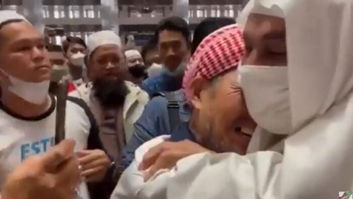 Isak Tangis Iringi Pemberian Hadiah Haji Bagi Jamaah Shalat Jum’at Masjid Istiqlal