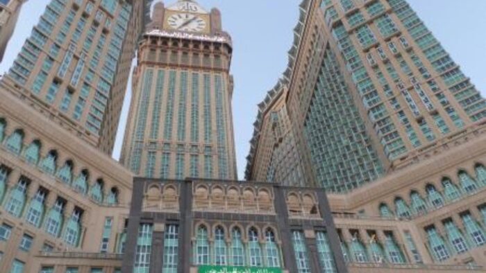 Banyak Yang Belum Membaca Prasasti di Gedung Tinggi Depan Masjidil Haram