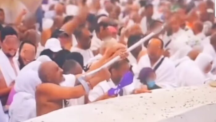 Ketika Seorang Jemaah Haji Lempar Jumrah Seperti Memuntahkan Peluru Dengan Kruk
