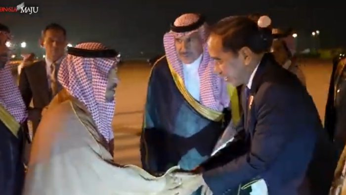 Presiden Jokowi Dan Ibu Iriana Tiba Di Riyadh Arab Saudi Saudinesia Id