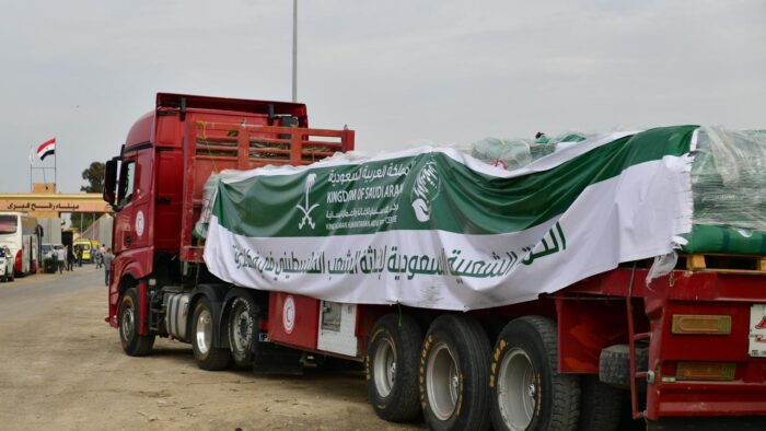 Konvoi Bantuan Perdana Dari Pusat Bantuan Raja Salman Melintas Perbatasan Rafah Menuju ke Jalur Gaza