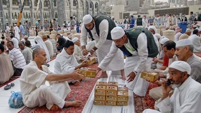 Saksikan: Kaum Muslimin Berbuka Puasa di Masjidil Haram di Tengah Sistem Layanan Komprehensif dan Suasana Khusyu’