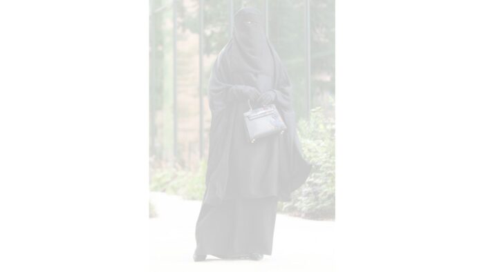 Model Abaya yang Populer di Arab Saudi