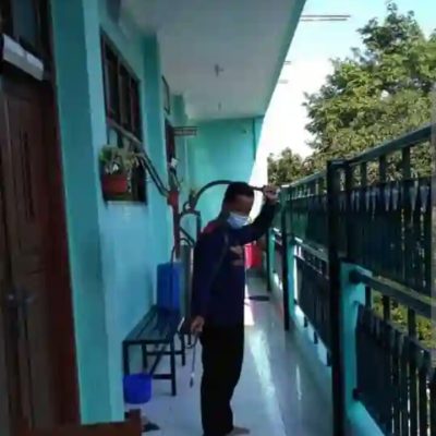 Penyemprotan Disinfektan di Kompleks SMP IT Masjid Syuhada bersama BPBD Yogyakarta