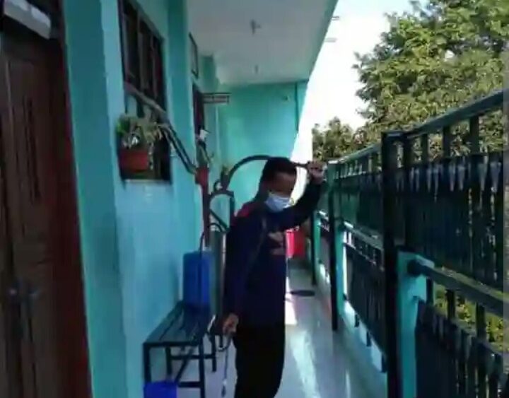 Penyemprotan Disinfektan di Kompleks SMP IT Masjid Syuhada bersama BPBD Yogyakarta