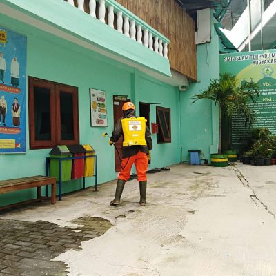 Pramuka Peduli Kwarcab Kota Yogyakarta Bantu Penyemprotan Disinfektan Lanjutan di Kompleks SMP IT Masjid Syuhada