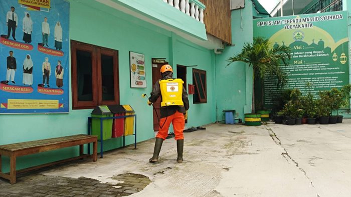 Pramuka Peduli Kwarcab Kota Yogyakarta Bantu Penyemprotan Disinfektan Lanjutan di Kompleks SMP IT Masjid Syuhada