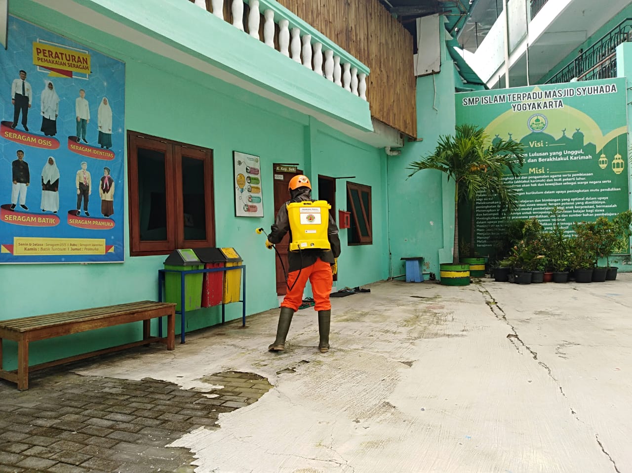 Pramuka Peduli Kwarcab Kota Yogyakarta Bantu Penyemprotan Disinfektan Lanjutan di Kompleks SMP IT Masjid Syuhada