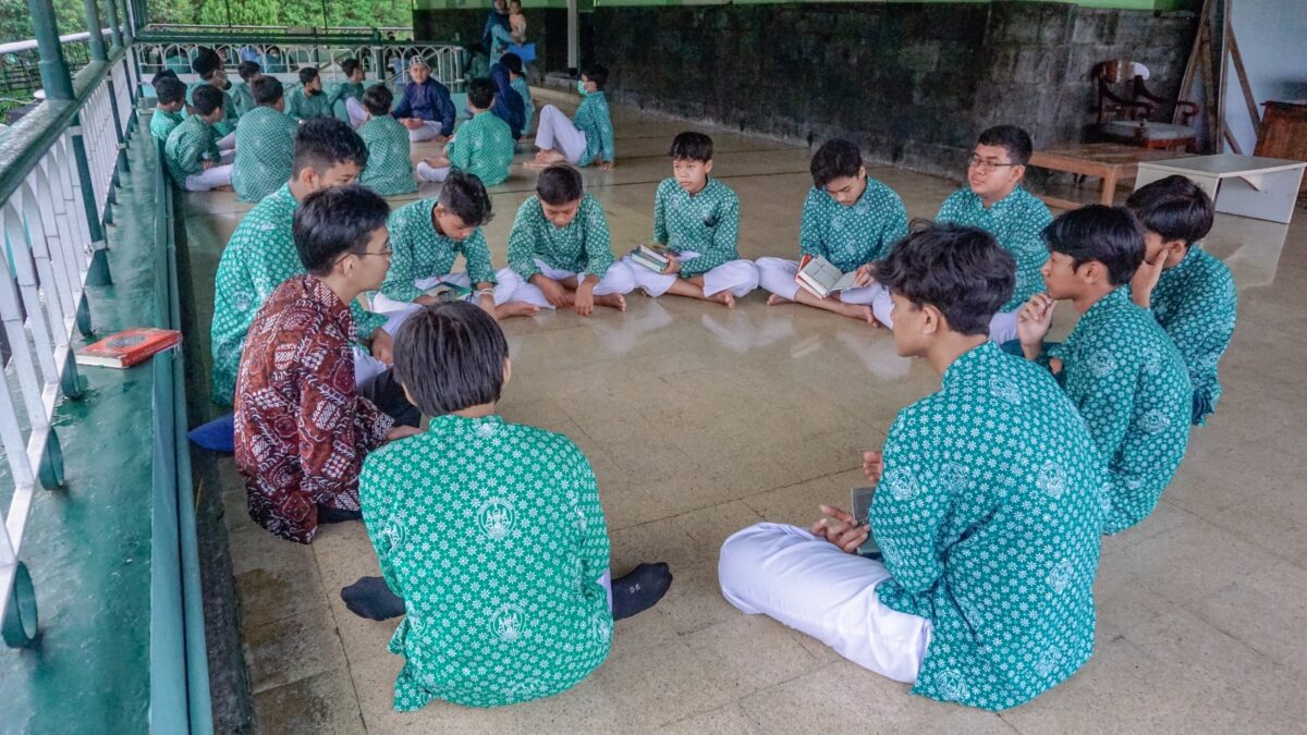 Islamic Peer Tutoring Kaji Masalah Hadas, Najis, dan Thaharah