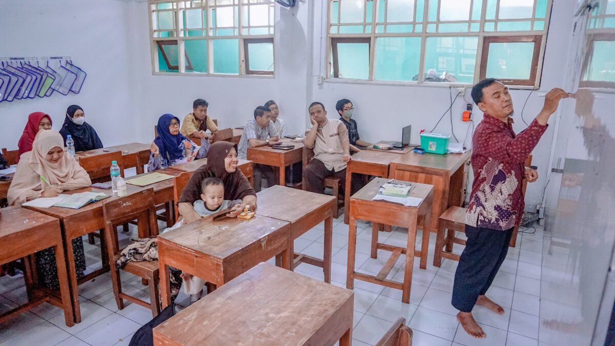 Pembinaan Guru dan Karyawan serta Workshop Internal Pembuatan Best Practice