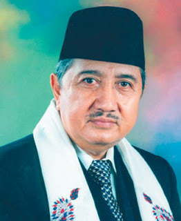JANGAN SEPERTI KAPAS DITIUP ANGIN; DR KH Abdullah Syukri Zarkasyi MA