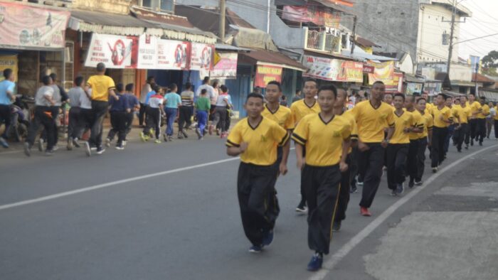 Lari pagi Bersama Asatidz dan Santri Pondok Modern Tazakka Setiap Jum’at Pagi