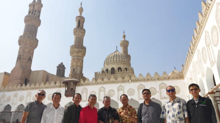 Rektor UGM & UMS Di Masjid Agung Al-Azhar Cairo