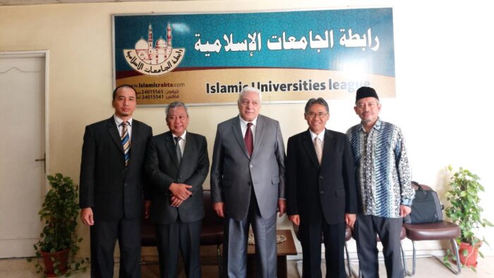 التعاون بين جامعة جاجة مادا والمحمدية سوراكرتا مع رابطة الجامعات الإسلامية