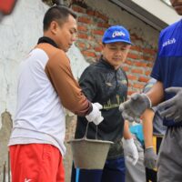 Bangun Gedung Yayasan Tazakka, Santri Gotong Royong Membantu
