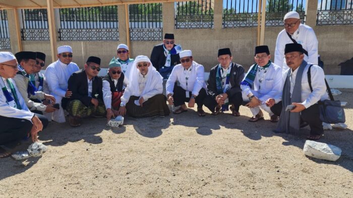 Para Kiai Ziarah ke Makam Mbah Maemun di Makkah