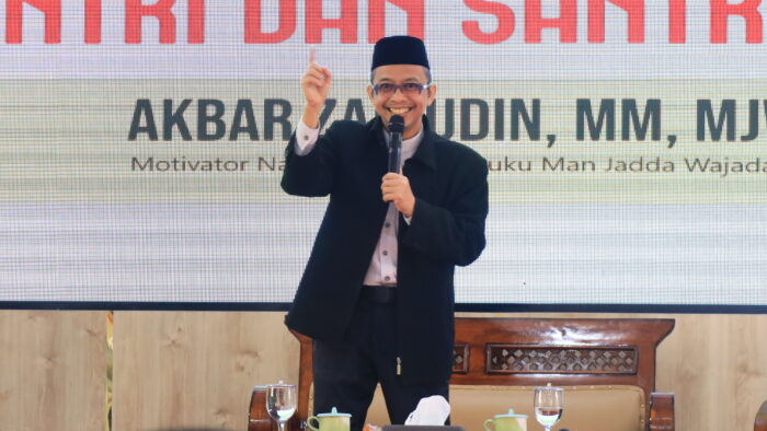 Motivator Nasional Akbar Zainudin Suntik Motivasi Santri Baru Tazakka