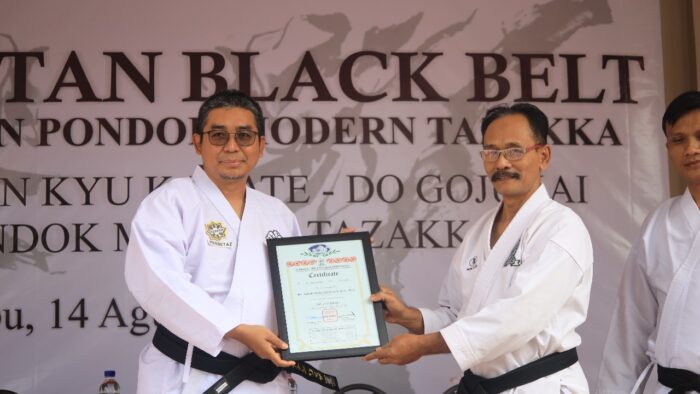 Pimpinan Terima Sabuk Hitam Do Gojukai