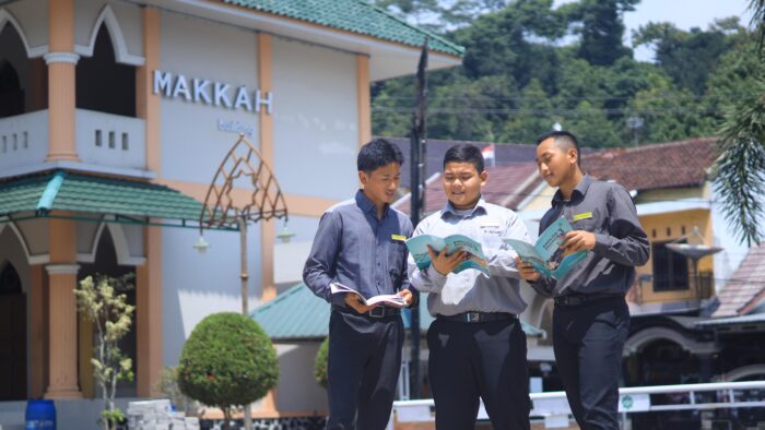 Santri Hadapi Ujian Semester Pertama