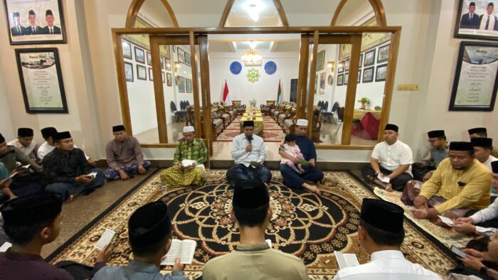 Tazakka Tradisikan Yasinan dan Doa Bersama Guru dengan Pimpinan Tazakka Tradisikan Yasinan dan Doa Bersama Guru dengan Pimpinan