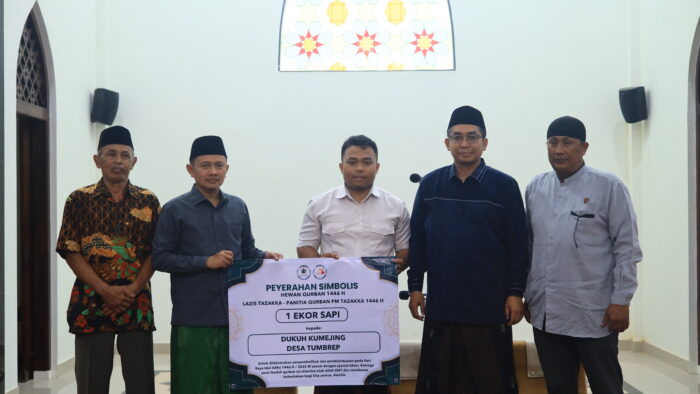 Pimpinan Pondok Serahkan Hewan Qurban ke 19 Daerah Binaan