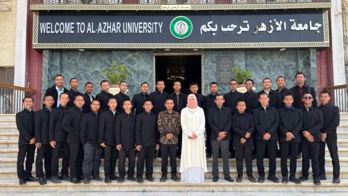 رئيس جامعة الأزهر ومستشارة شيخ الأزهر يلتقيان طلاب برنامج “المعايشة اللغوية” من إندونيسيا خلال زيارتهم لكليات الجامعة