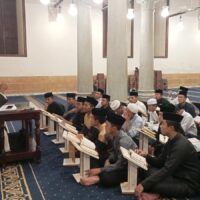 Peserta Dauroh Pondok Modern Tazakka di Masjid Al-Azhar: Menimba Ilmu Al-Qur’an Melalui Talaqqi