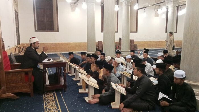 Peserta Dauroh Pondok Modern Tazakka di Masjid Al-Azhar: Menimba Ilmu Al-Qur’an Melalui Talaqqi
