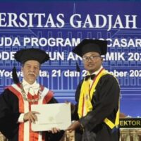 DUA GURU TAZAKKA RAIH GELAR MAGISTER DI UGM