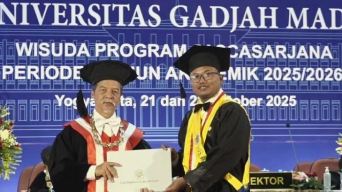 DUA GURU TAZAKKA RAIH GELAR MAGISTER DI UGM